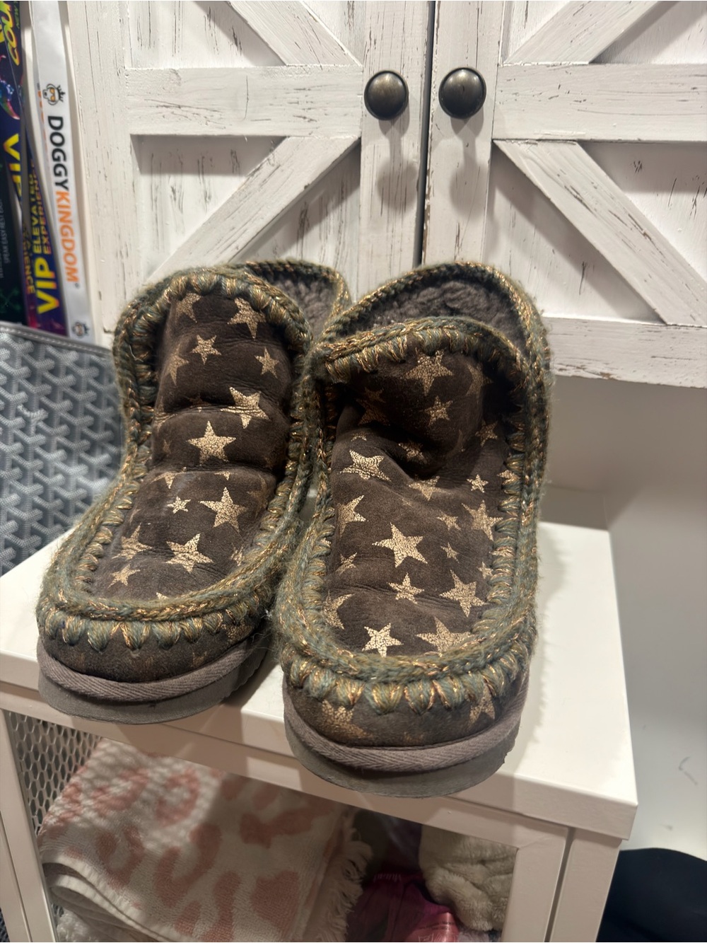 MOU eskimo boots with metallic star print✨